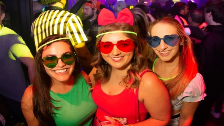 Haunted Revelry: Navigating A Halloween-themed Bar Crawl In Chicago
