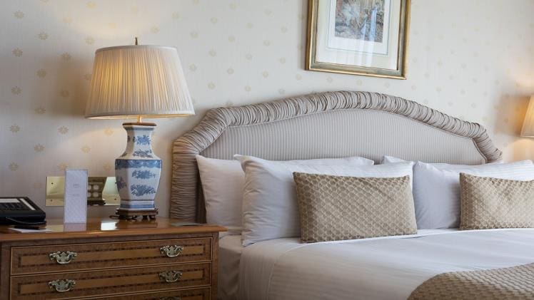 The Importance Of Choosing The Right Hotel Pillow For A Good Night’s Sleep