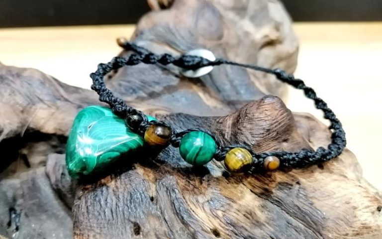 Malachite and Tiger Eye Bracelets in Modern Jewelry Trends.